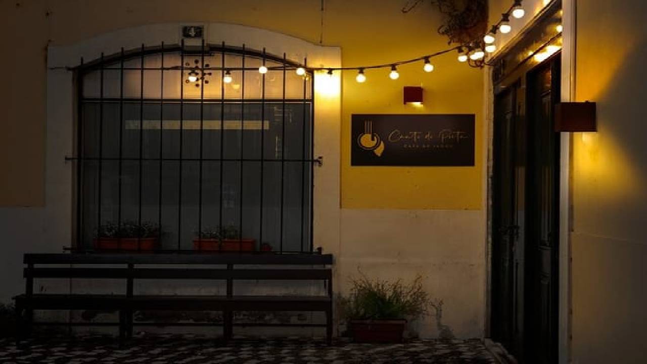 Lisbon: Dinner with Rising Stars of Fado