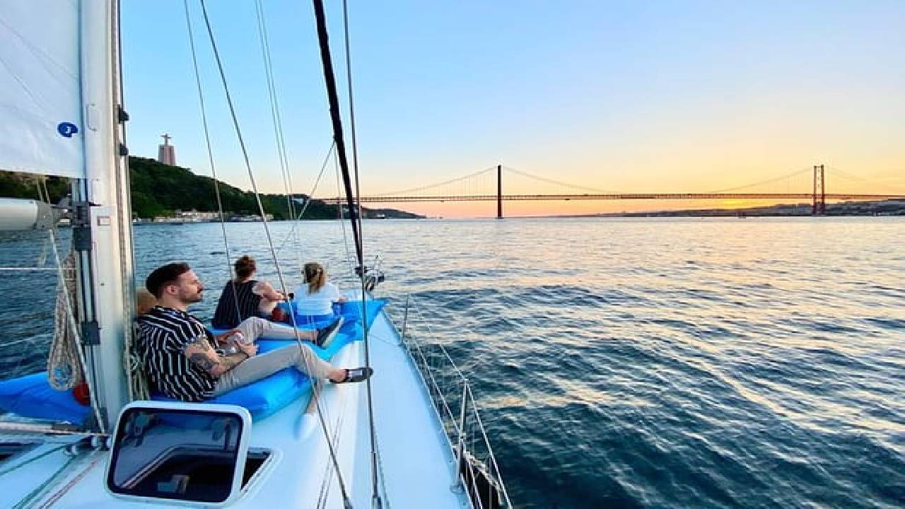 Discover Lisbon: Sunset Tagus River Sailing Tour
