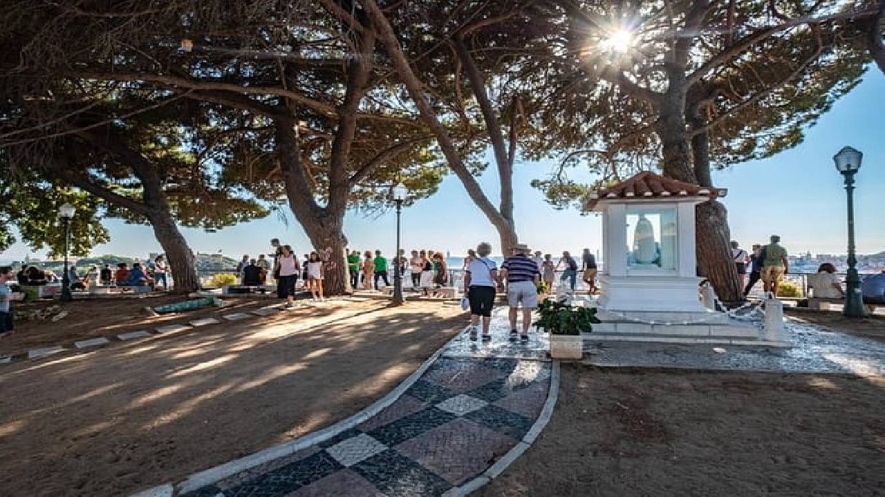 Lisbon Walking Tour with a Photographer - Morning Edition