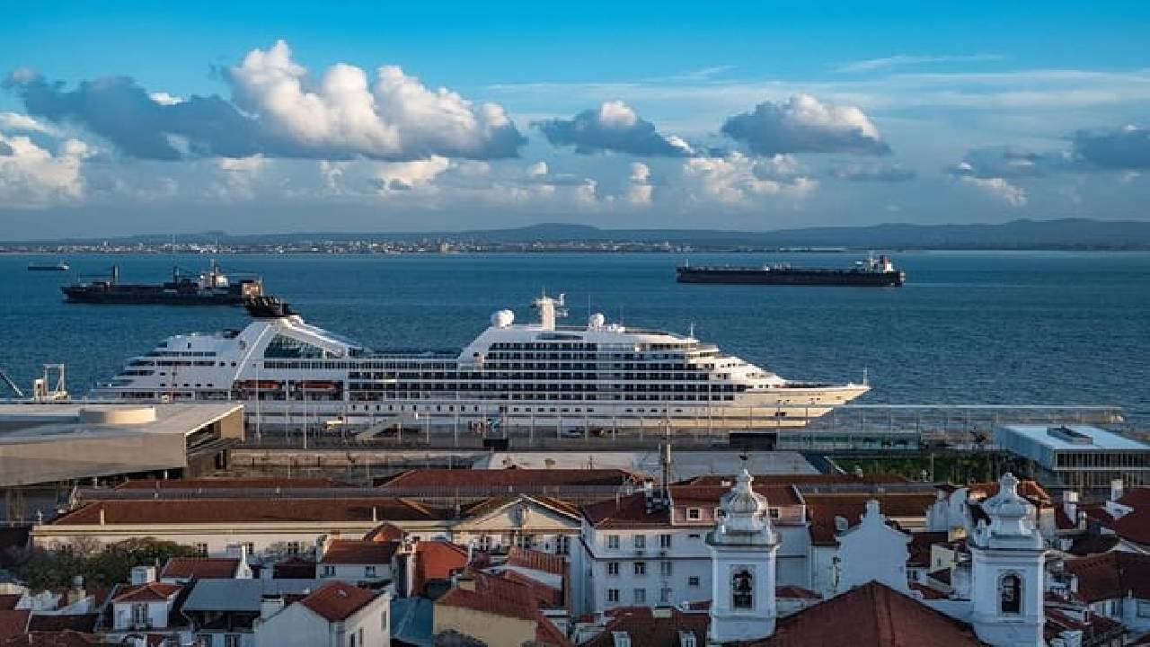 Lisbon Walking Tour with a Photographer - Morning Edition