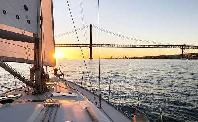 Lisbon: Private Sailing Tour Along the Tagus River