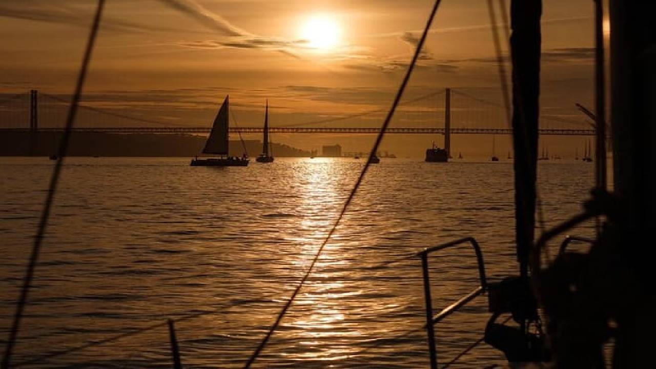 Lisbon: Private Sailing Tour Along the Tagus River