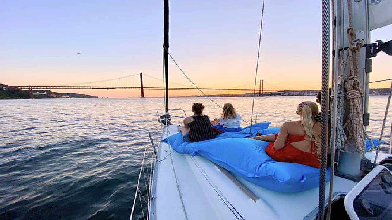 Lisbon: Private Sunset Sailing Tour