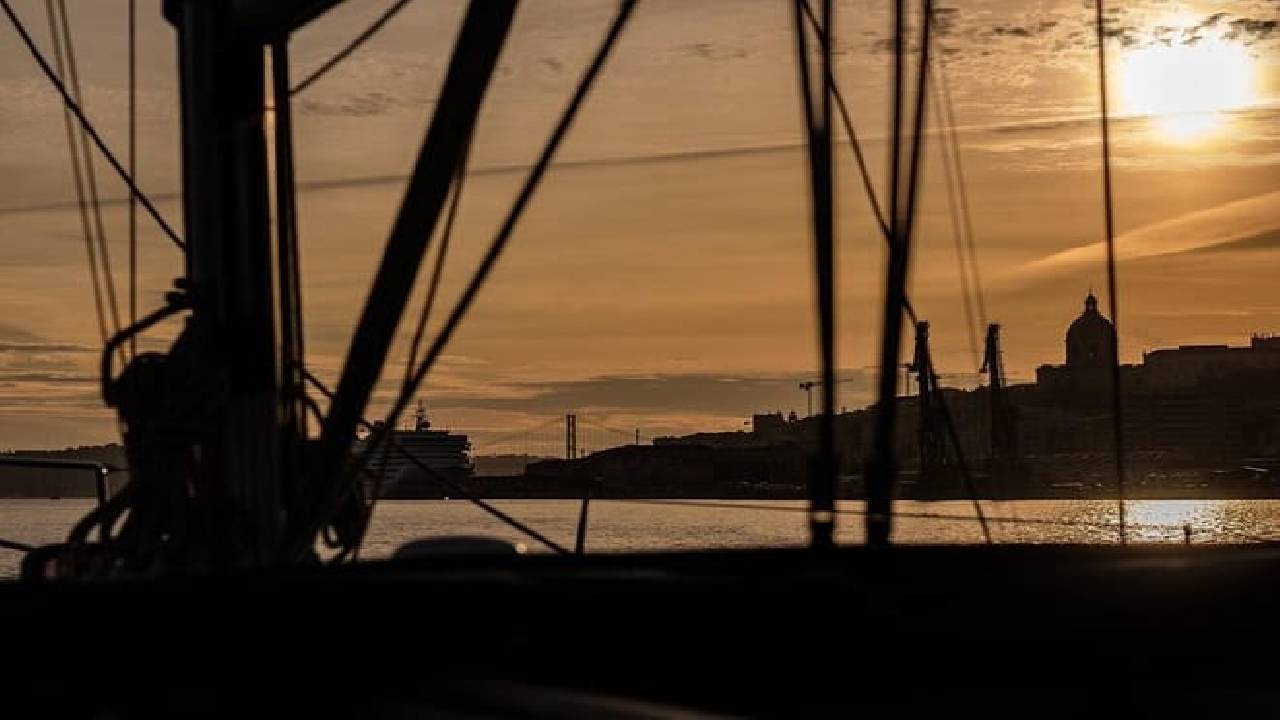 Lisbon: Private Sunset Sailing Tour