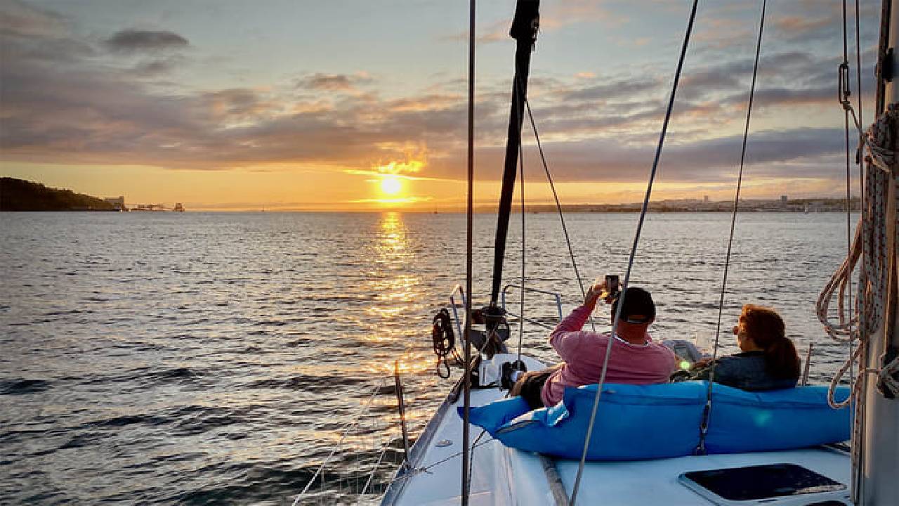 Lisbon: Private Sunset Sailing Tour