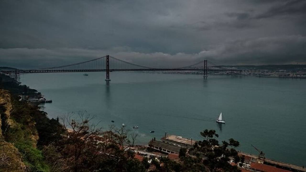 Private Tour - Discover Cacilhas with a Photographer