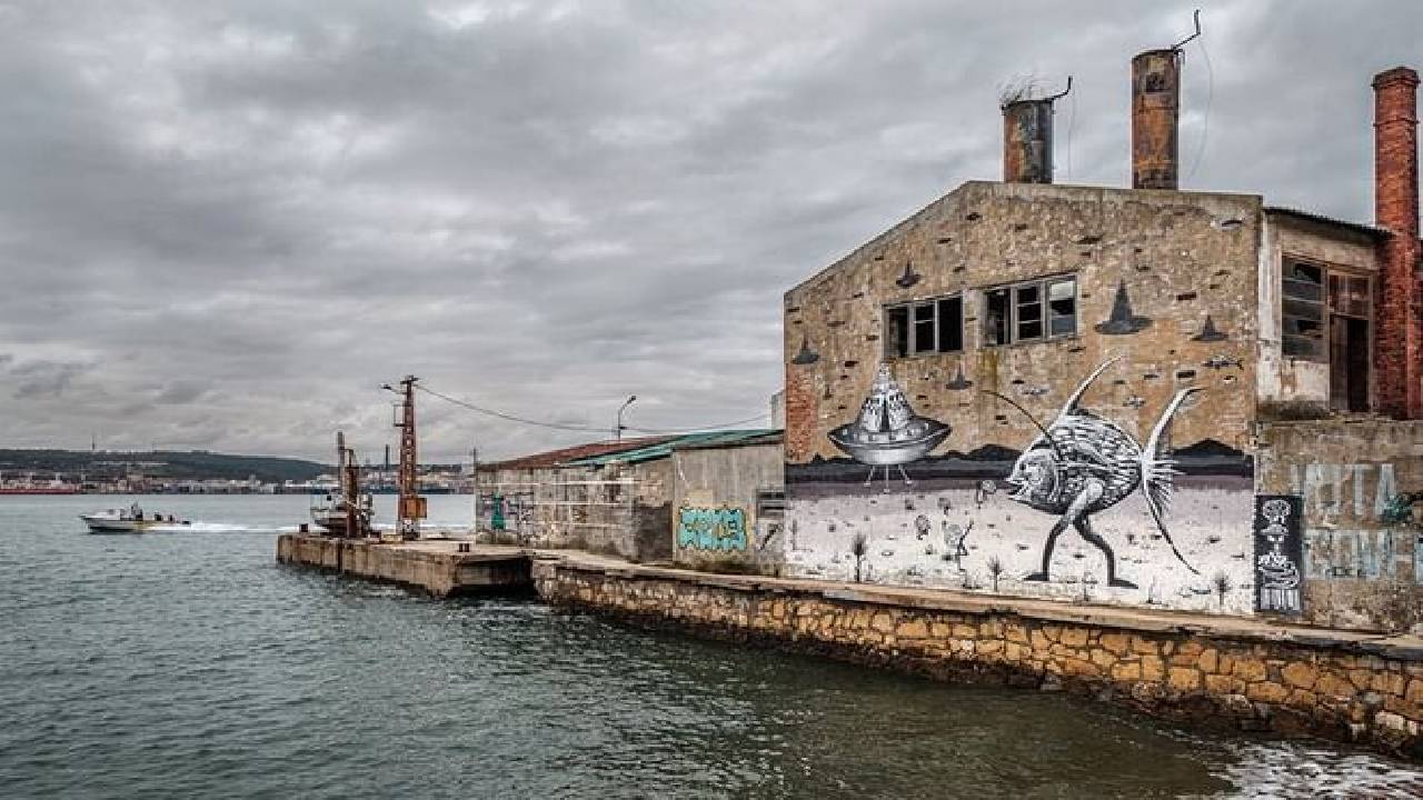 Private Tour - Discover Cacilhas with a Photographer