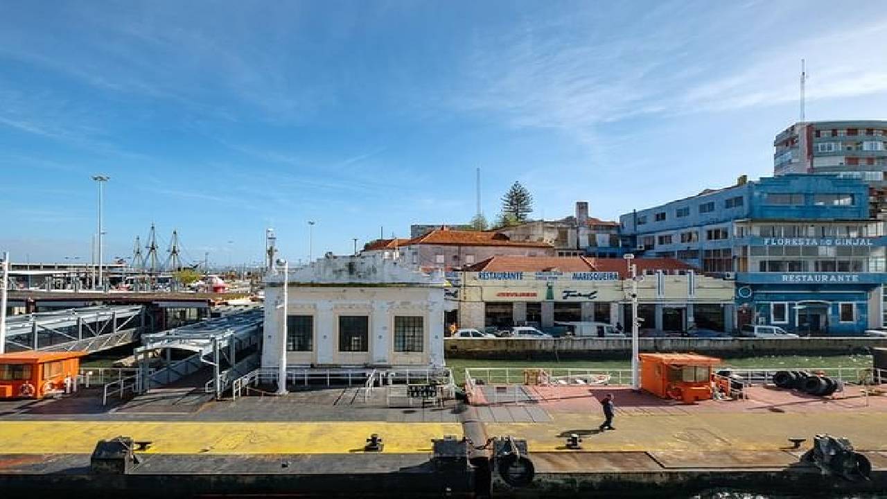 Private Tour - Discover Cacilhas with a Photographer