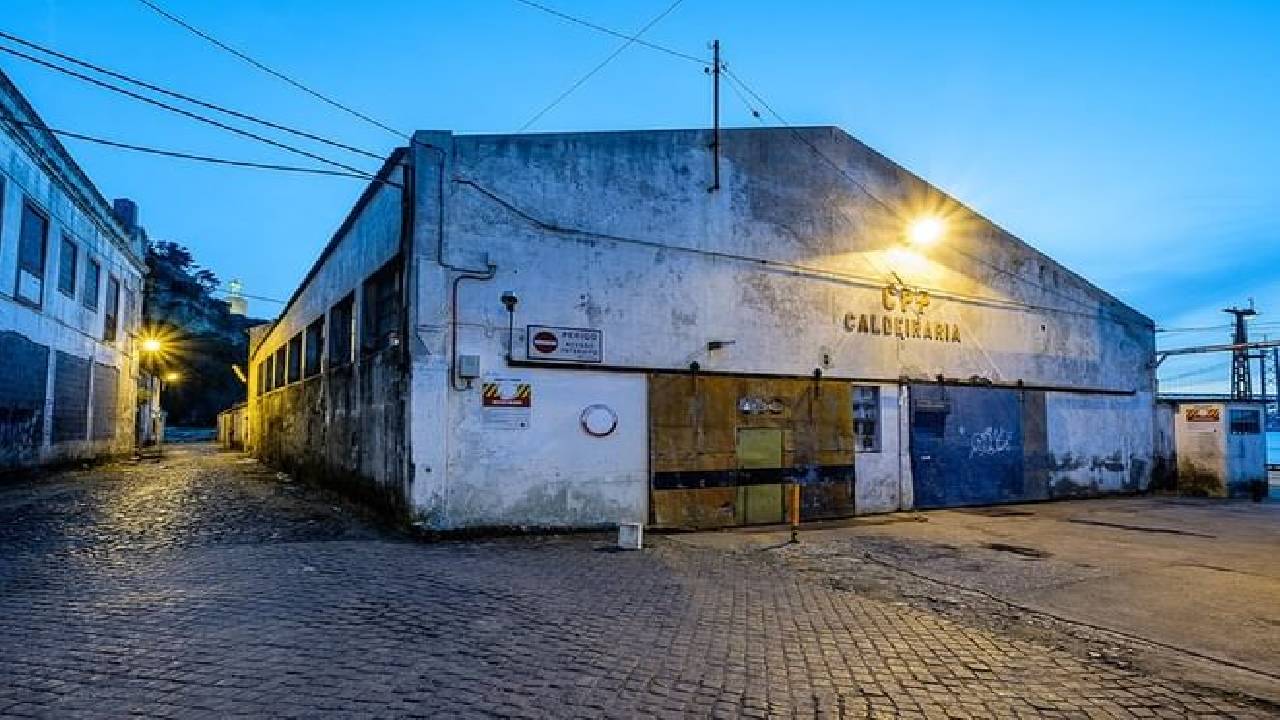 Private Tour - Discover Cacilhas with a Photographer