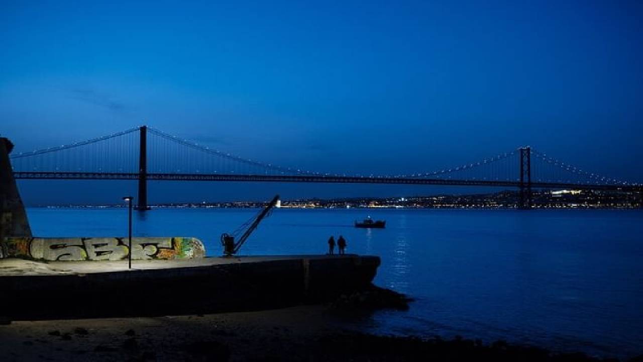 Private Tour - Discover Cacilhas with a Photographer