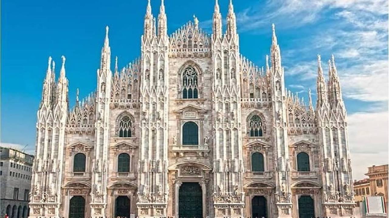 Milan Super Saver: Skip-the-Line Duomo & Rooftop Guided Tour