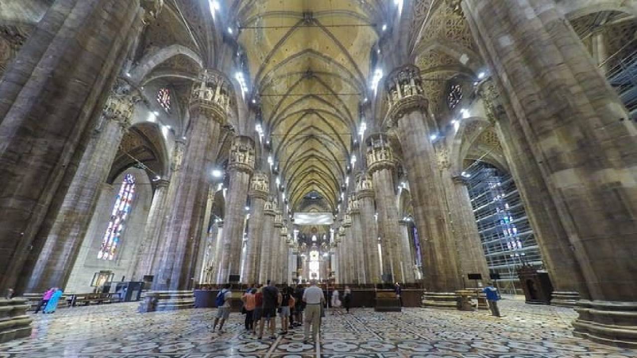 Milan Super Saver: Skip-the-Line Duomo & Rooftop Guided Tour