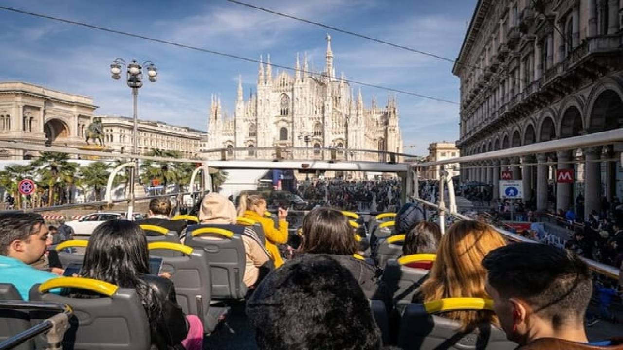 Milan Super Saver: Skip-the-Line Duomo & Rooftop Guided Tour