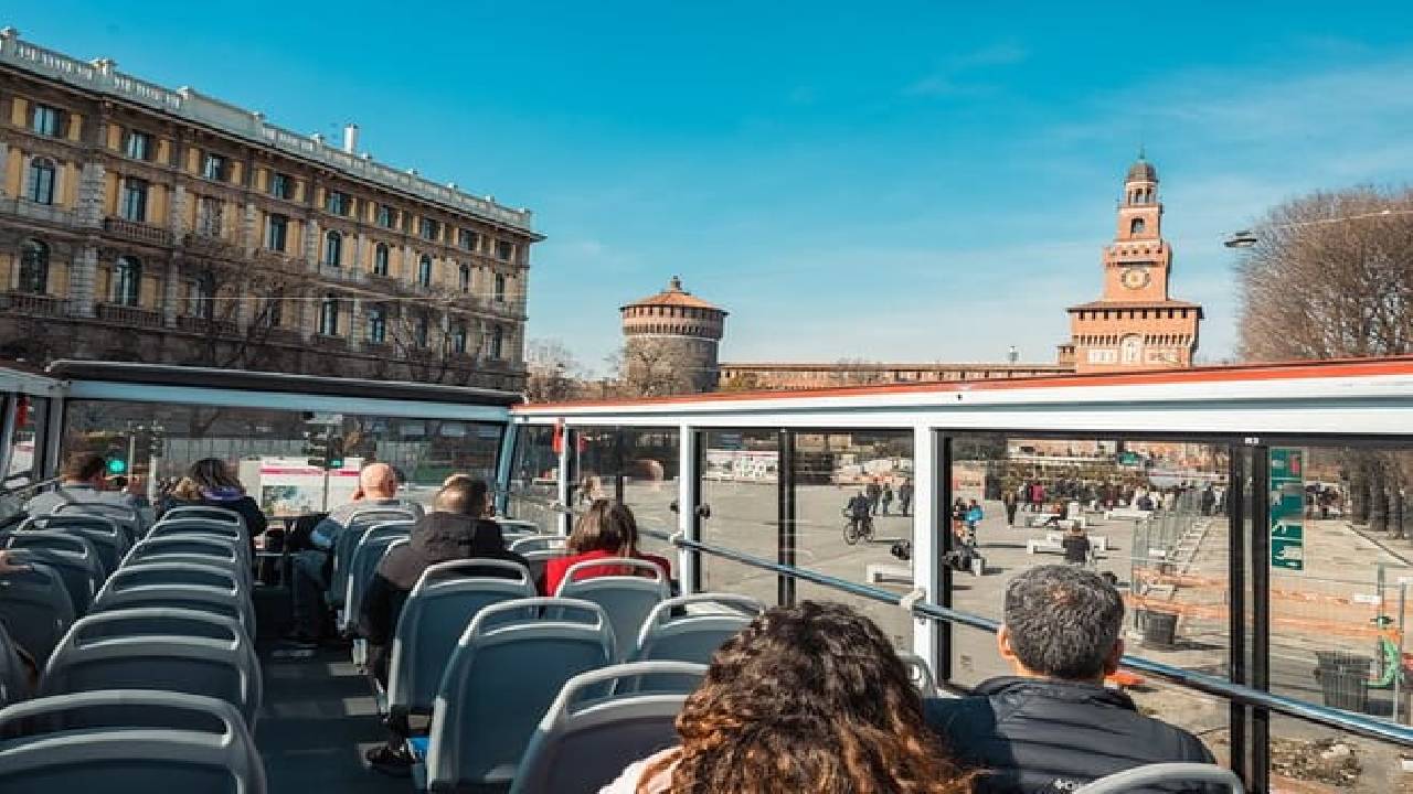Milan Super Saver: Skip-the-Line Duomo & Rooftop Guided Tour