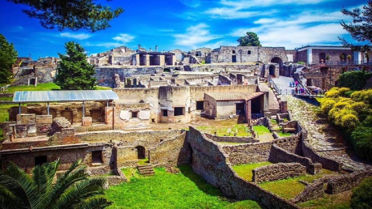 From Naples: Pompeii Shore Excursion for Cruisers with Guide