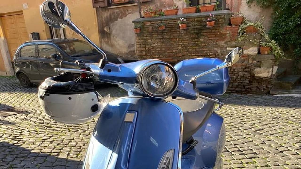 Surroundings of Rome on Vespa