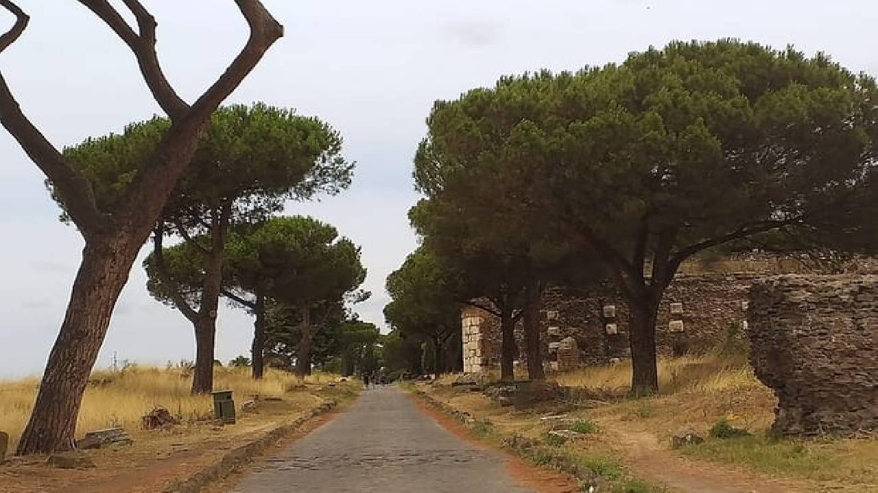 Surroundings of Rome on Vespa