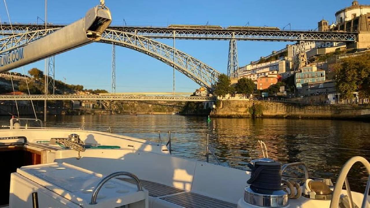 Porto: Boat Tour by the Douro River with Wine and Snacks included