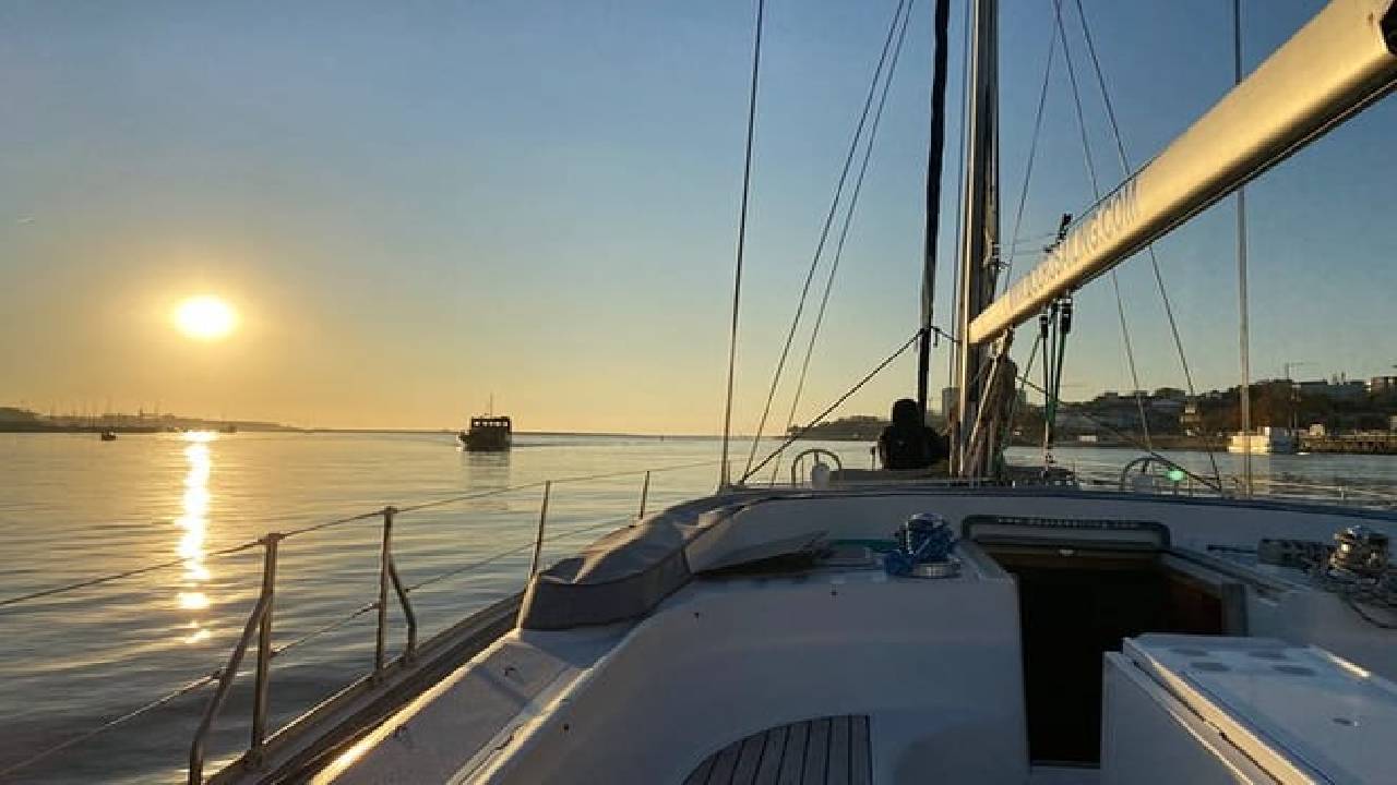 Porto: Boat Tour by the Douro River with Wine and Snacks included