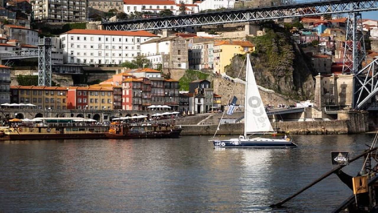 Porto: Boat Tour by the Douro River with Wine and Snacks included