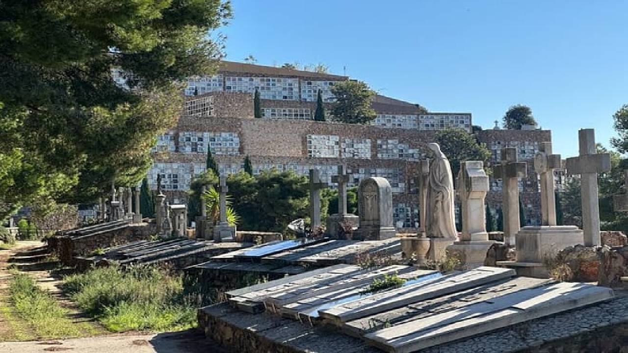 Montjuïc Cemetery Walking Tour – Hidden Art, History & Views