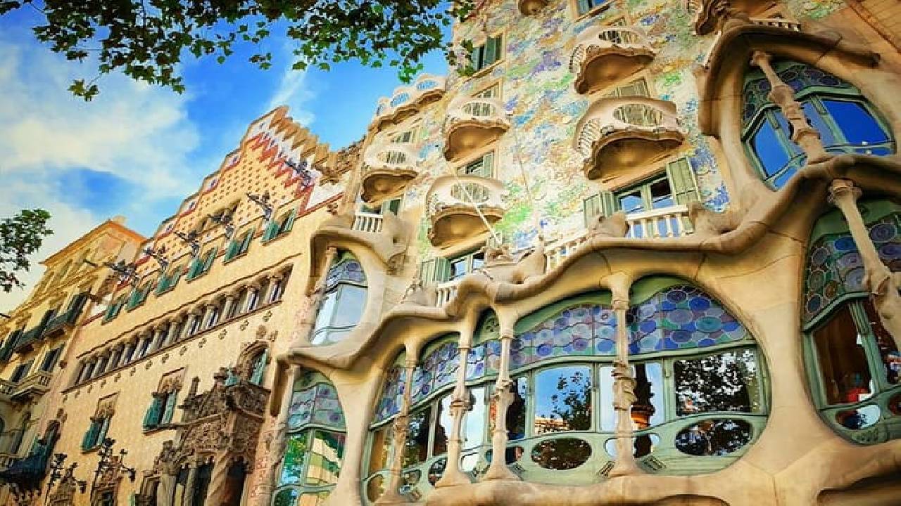 Private Tour Barcelona Highlights: Old Town + Gaudi Buildings