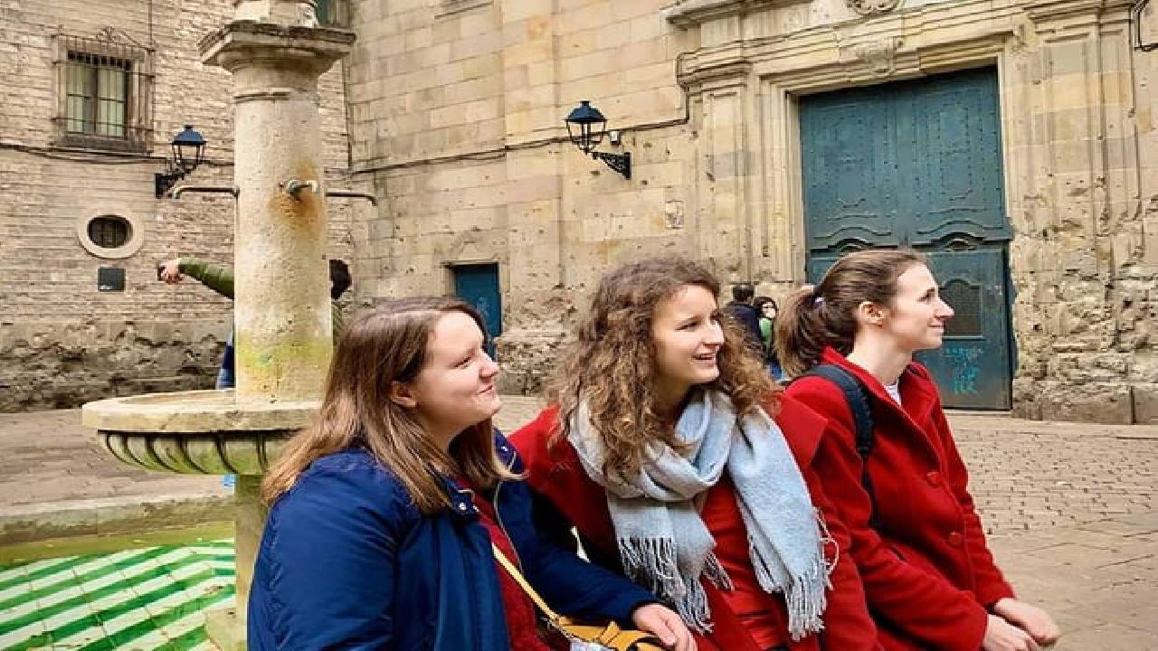 Ramblas, Old Town, Gothic and Gaudi Architecture Walking Tour