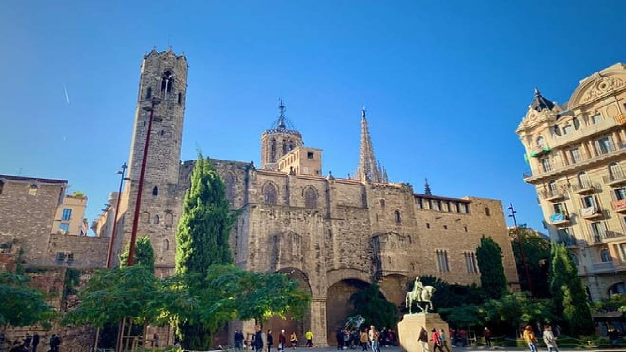 Ramblas, Old Town, Gothic and Gaudi Architecture Walking Tour