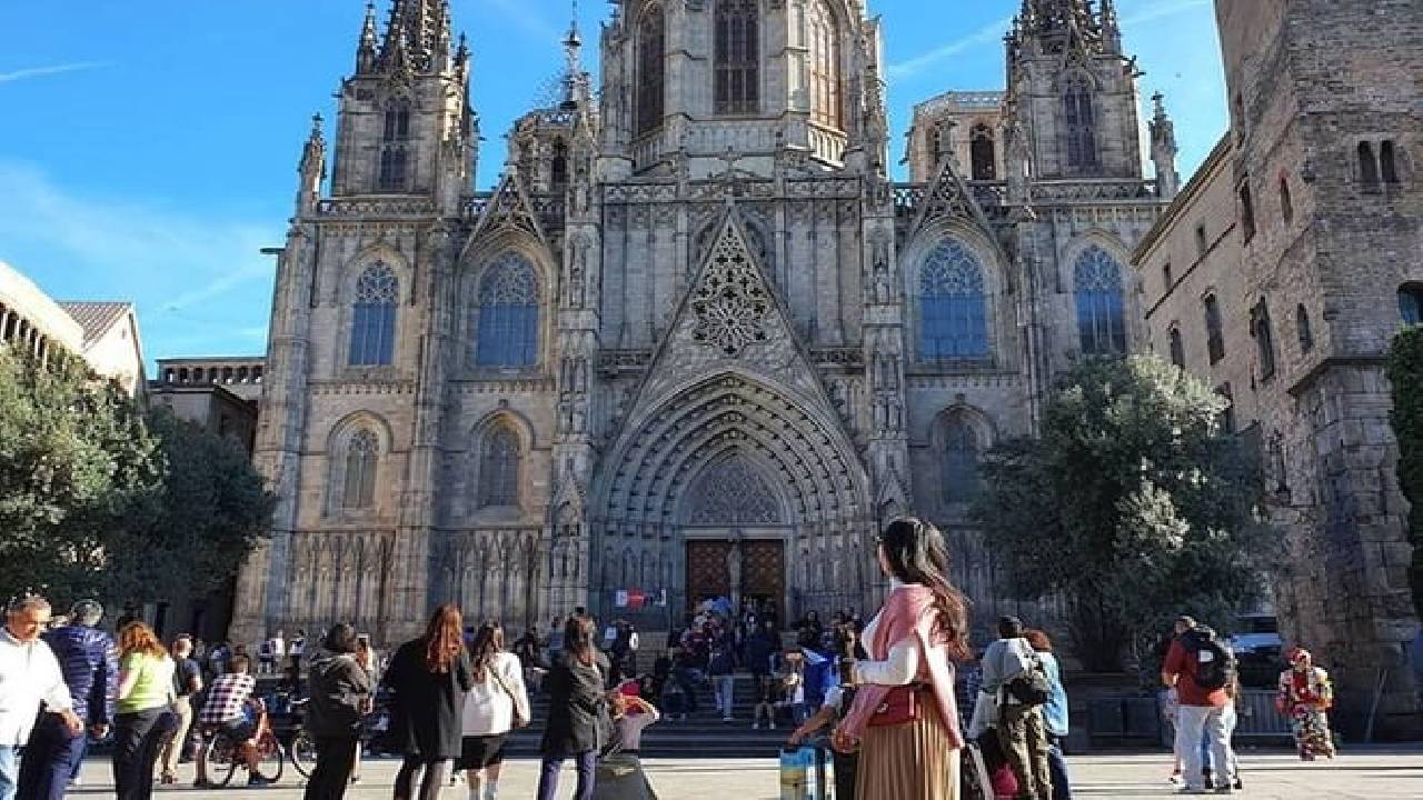 Ramblas, Old Town, Gothic and Gaudi Architecture Walking Tour