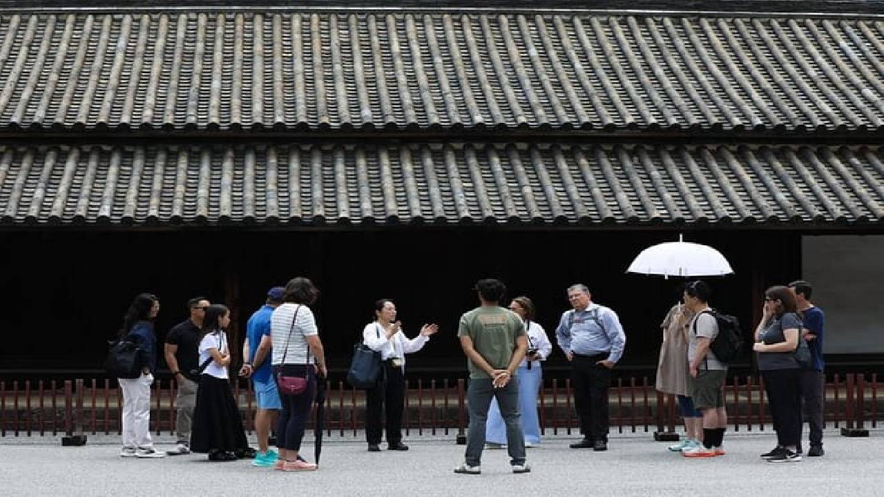 Imperial Palace East Garden and Edo Castle Walking Tour in Tokyo