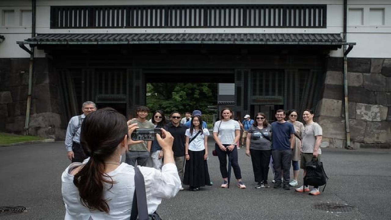 Imperial Palace East Garden and Edo Castle Walking Tour in Tokyo
