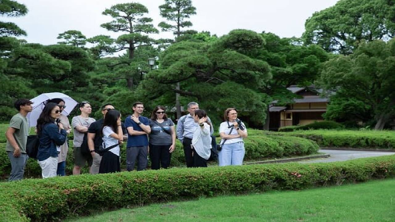 Imperial Palace East Garden and Edo Castle Walking Tour in Tokyo