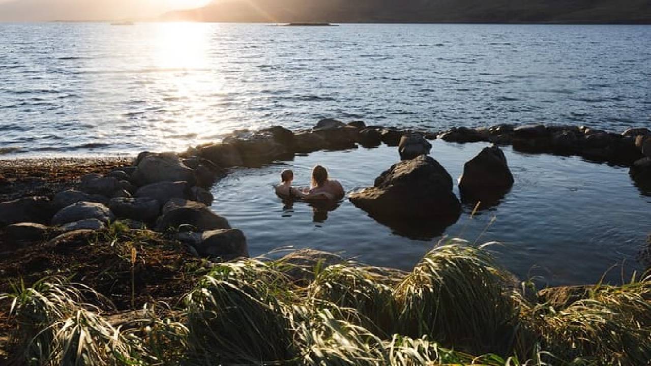 Hvammsvik Hot Springs Round Trip with ENTRY FEE & 3h Driver Wait