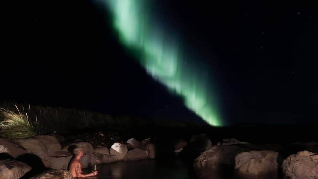 Hvammsvik Hot Springs Round Trip with ENTRY FEE & 3h Driver Wait