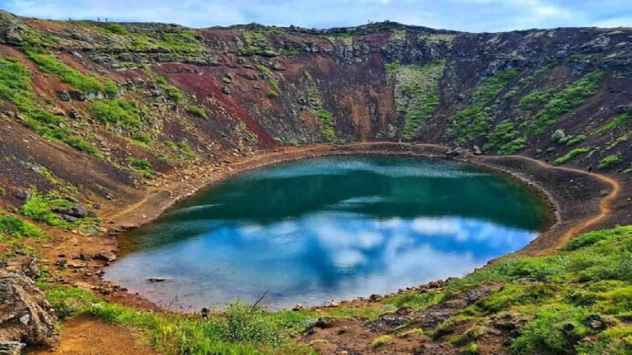 Reykjavik: Private Golden Circle with Snowmobile Experience