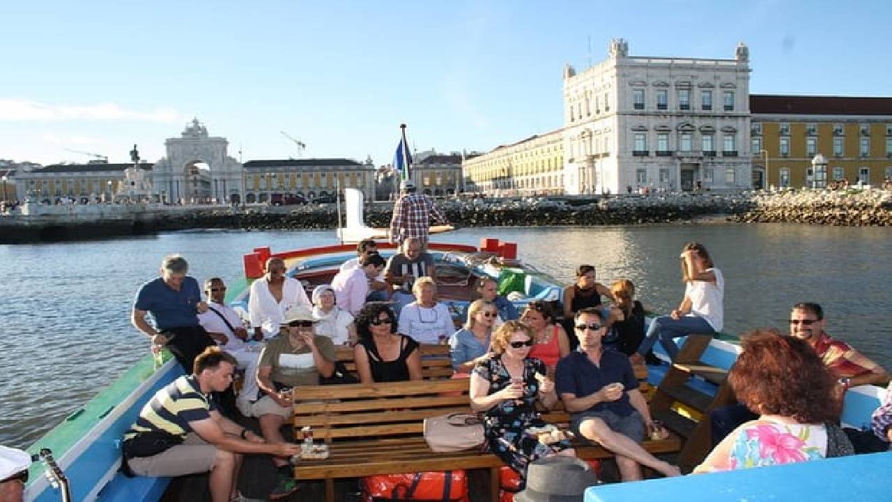 2-Hour Lisbon Traditional Boats Sunset Cruise with White Wine