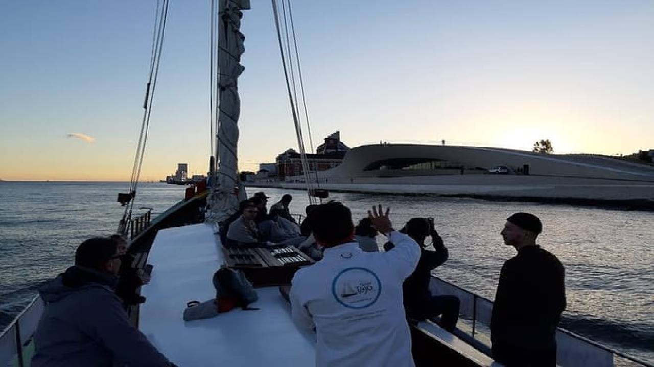 2-Hour Lisbon Traditional Boats Sunset Cruise with White Wine