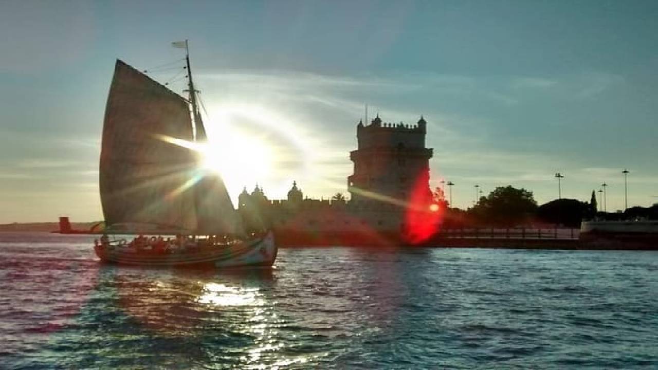 2-Hour Lisbon Traditional Boats Sunset Cruise with White Wine
