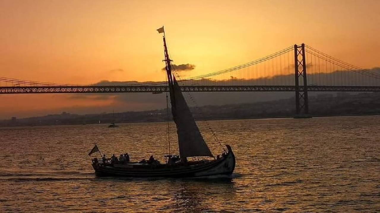 2-Hour Lisbon Traditional Boats Sunset Cruise with White Wine