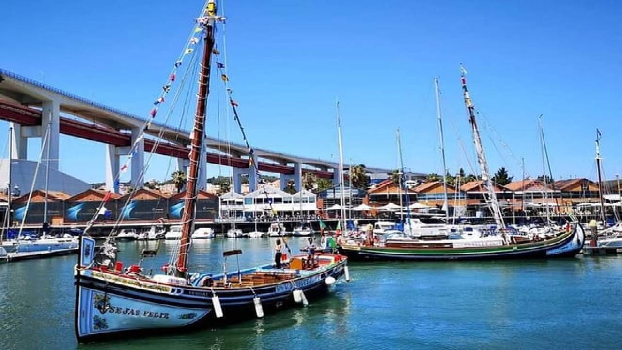Lisbon Traditional Boats - Guided Sightseeing Cruise