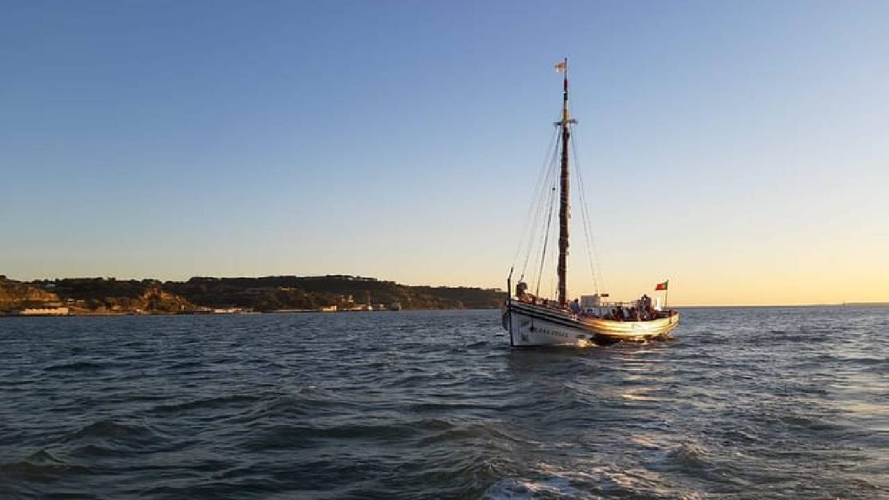 Lisbon Traditional Boats - Guided Sightseeing Cruise