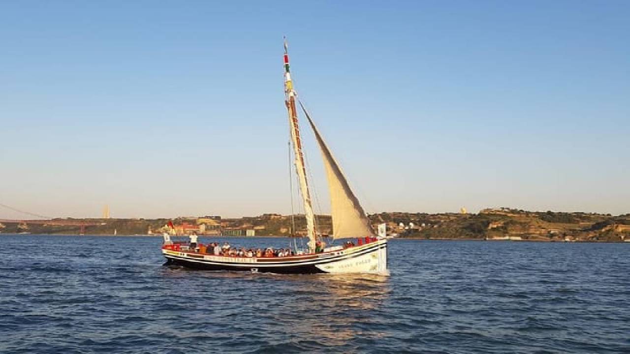 Lisbon Traditional Boats - Guided Sightseeing Cruise