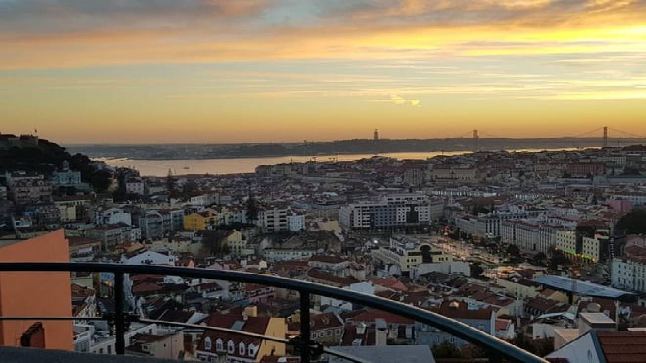 Private guided tour to 7 Colinas and Belém in an electric Tuk Tuk with 4 hours