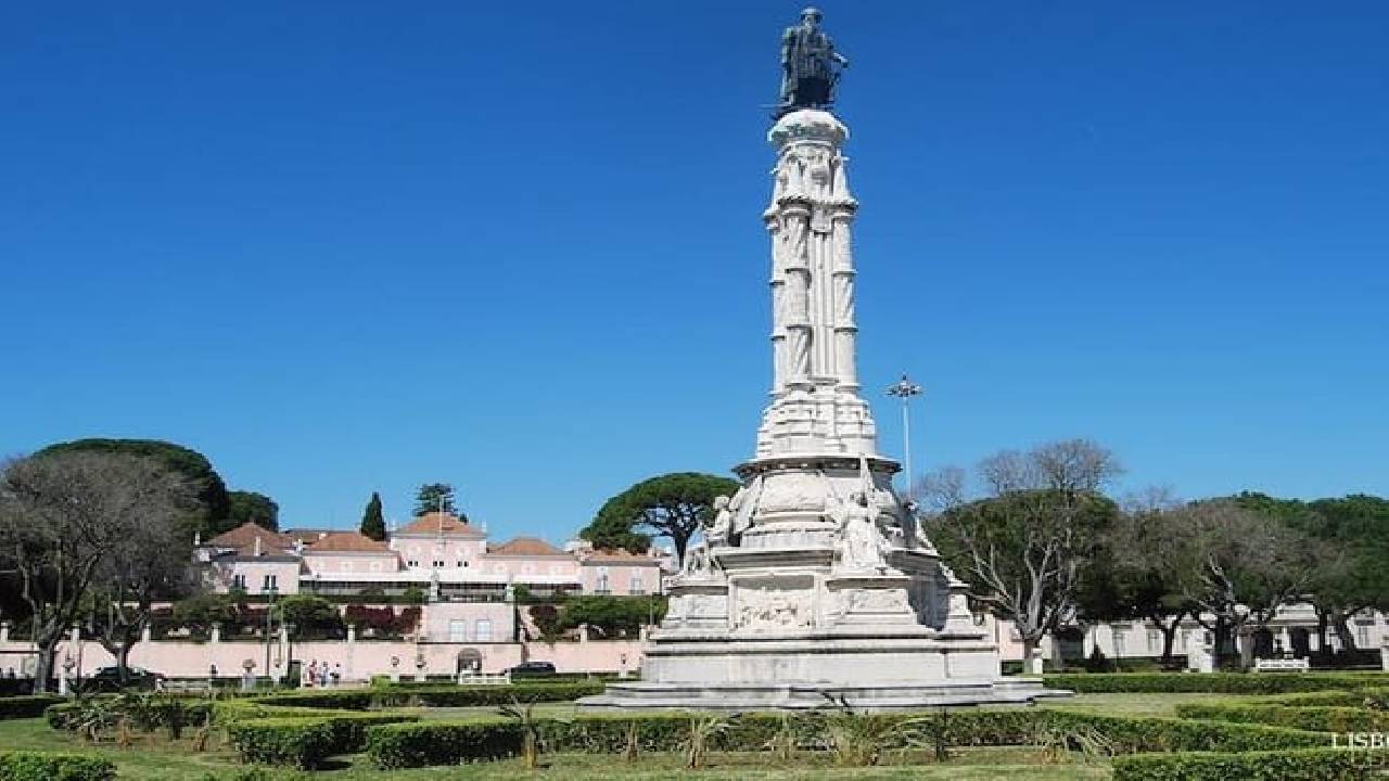 Private guided tour to 7 Colinas and Belém in an electric Tuk Tuk with 4 hours