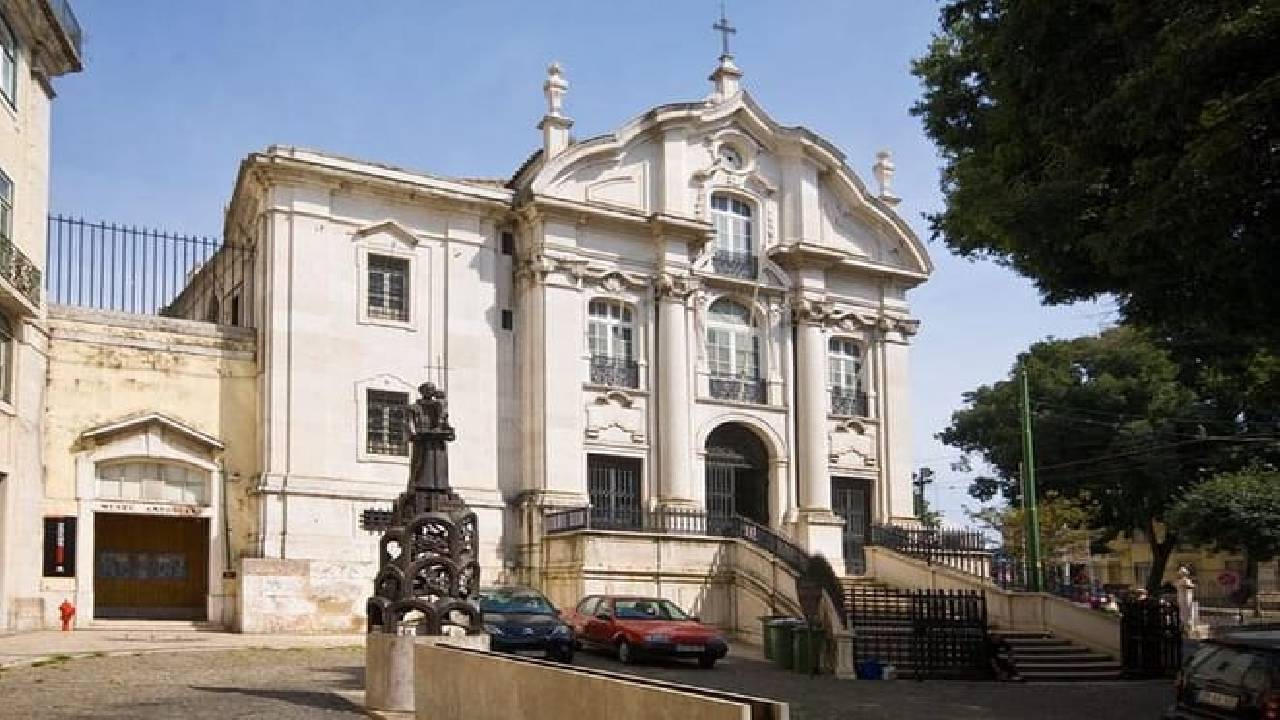 Private guided tour to 7 Colinas and Belém in an electric Tuk Tuk with 4 hours