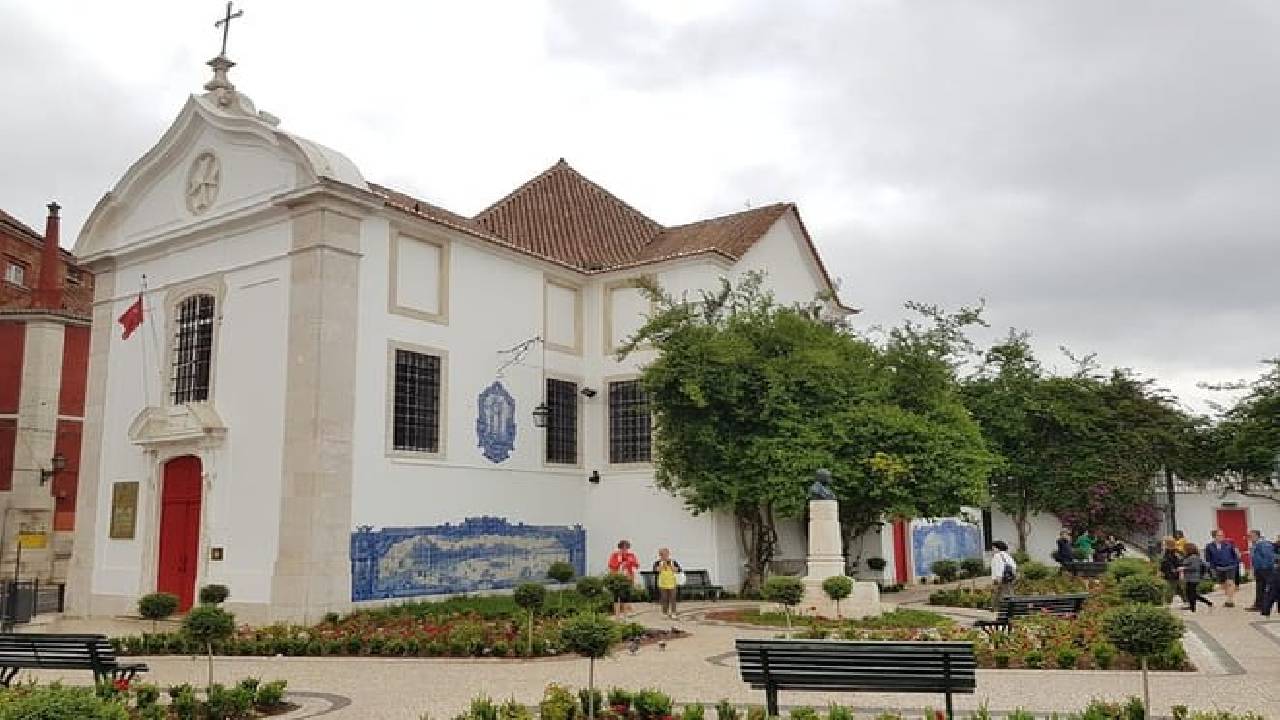 Private guided tour to 7 Colinas and Belém in an electric Tuk Tuk with 4 hours