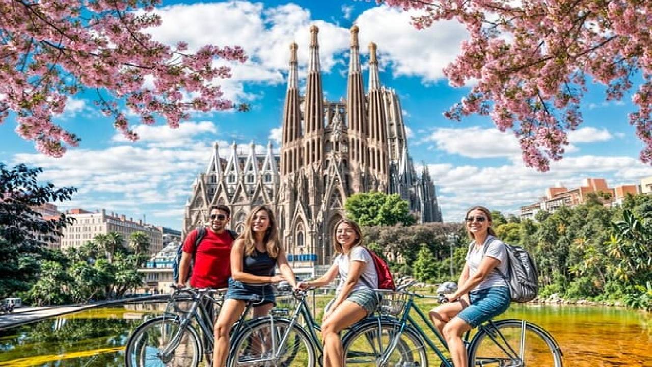 Barcelona Private Bike/eBike Tour & Sagrada Familia Tickets