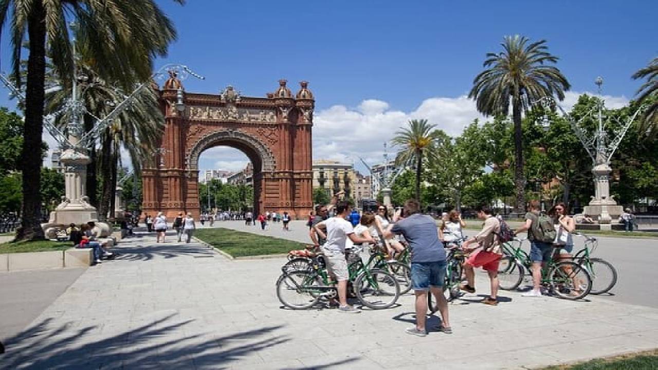 Barcelona Private Bike/eBike Tour & Sagrada Familia Tickets