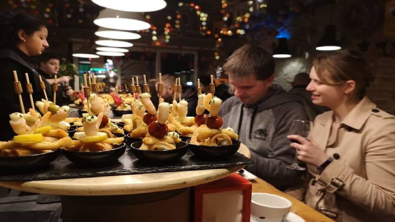 Barcelona Tapas & Wine Private Tour in Traditional Taverns