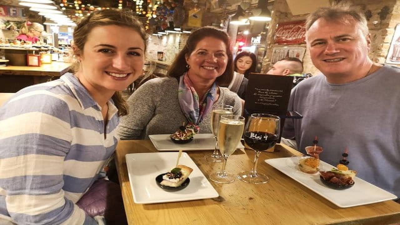 Barcelona Tapas & Wine Private Tour in Traditional Taverns